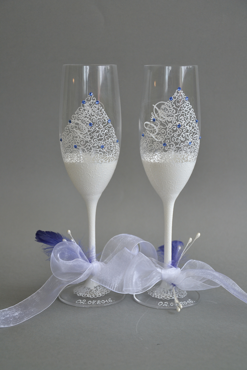 Apgleznotas kāzu glāzes Baltās mežģines ar ziliem kristāliem