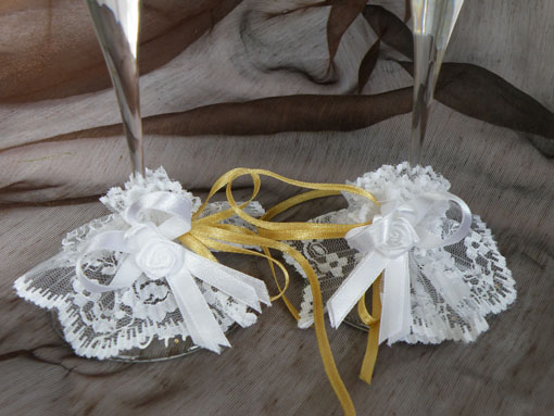 Decorative white laces for glasses